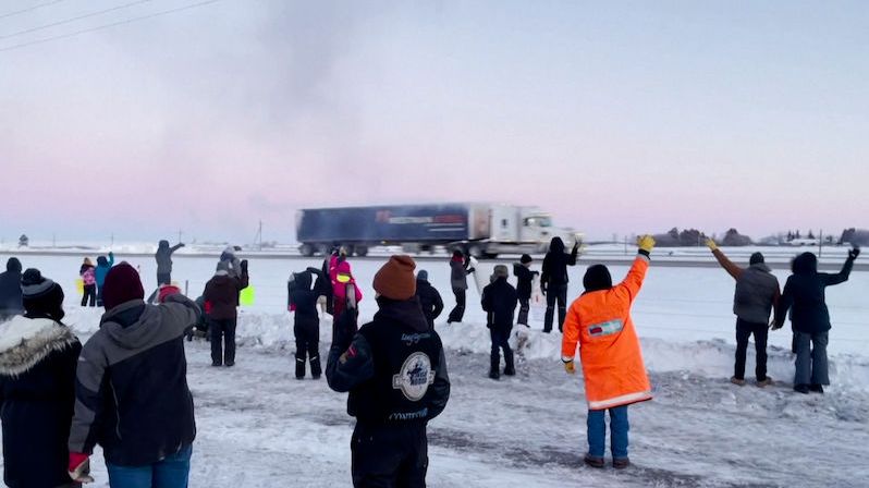 Kanadští kamioňáci pořádají obří protest proti očkování. Konvoj se táhne 70 kilometrů